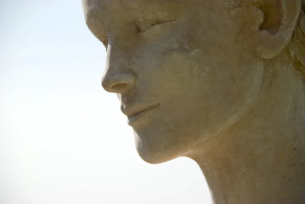 Profile view of female statue's head — Stock Photo, Image
