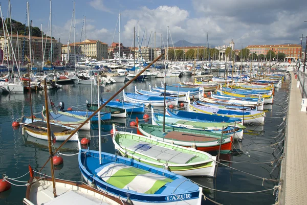 Bunte Fischerboote im Hafen von Nice, Frankreich — Stockfoto