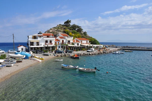 美丽的 kokkari 海滩上希腊岛屿萨摩斯岛 — 图库照片