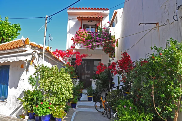 Casa típica griega, fachada blanca y ventanas y puertas azules — Foto de Stock