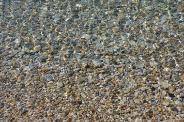 çakıllı zemin ile kristal berraklığındaki Denizi