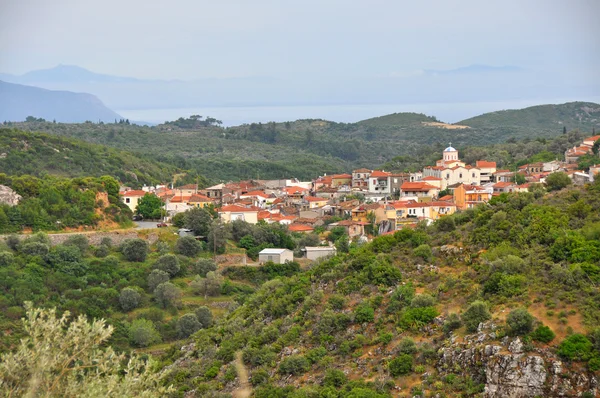 Vista sobre aldeia na ilha grega samos — Fotografia de Stock