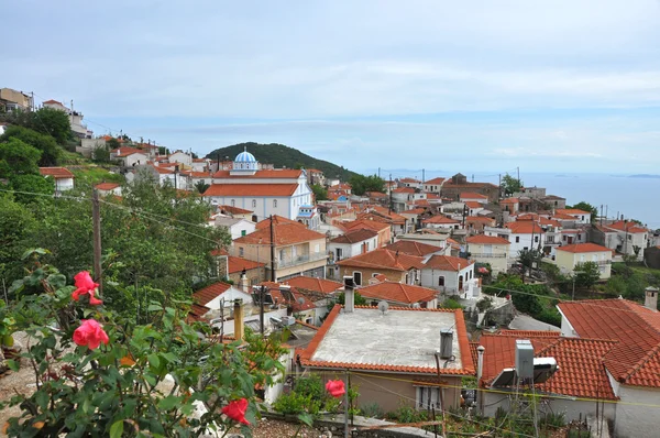 Vista sobre el pueblo en la isla griega samos — Foto de Stock