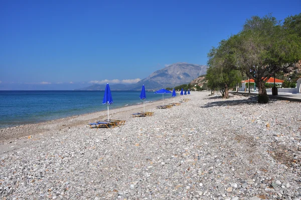 Порожній гальковий пляж на самому грецькому острові — стокове фото