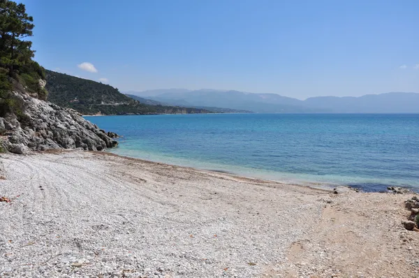 Prázdná oblázková pláž na řeckém ostrově samos — Stock fotografie