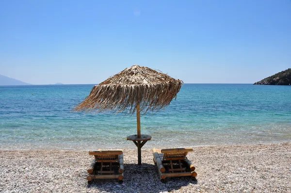 iki boş plaj şezlong Yunan Adası Samos'ta
