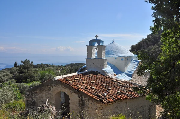 サモス島の青い屋根と白のギリシャ チャペル — ストック写真
