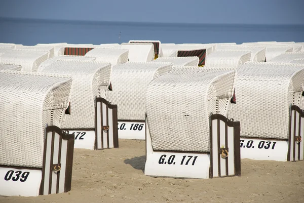 Canopied beach chairs at Baltic Sea, Alemanha — Fotografia de Stock