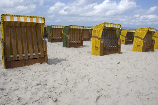 Sillas de playa amarillas en el mar Báltico, Alemania — Foto de Stock