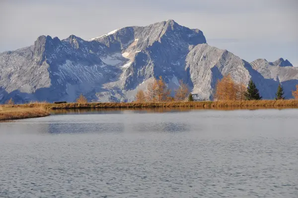 Alpine lake and landscape in autumn - austria — Stock Photo, Image