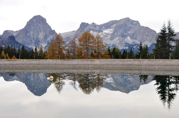 Alpine lake and landscape in autumn - austria — Stock Photo, Image