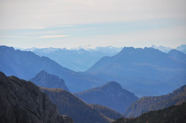 Ködös kilátás nyílik az osztrák Alpokban — Stock Fotó