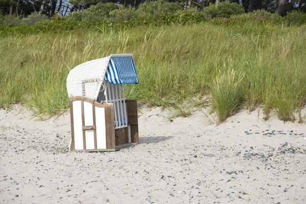 Strandkorb mit Baldachin an der Ostsee, Deutschland lizenzfreie Stockbilder