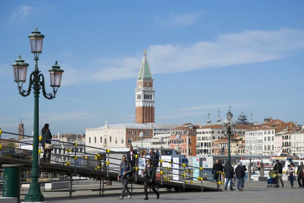 Benátky nábřeží směrem k náměstí piazza san marco, Itálie — Stock fotografie