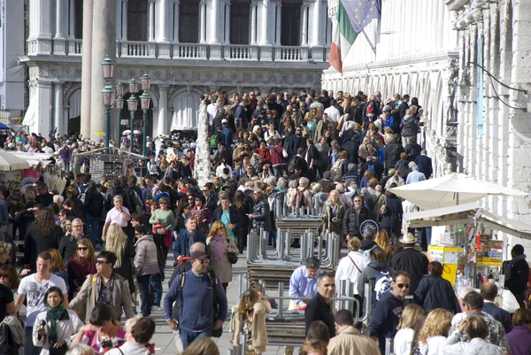 Masové turistiky v Benátkách, Itálie — Stock fotografie