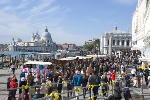 Masové turistiky v Benátkách, Itálie — Stock fotografie