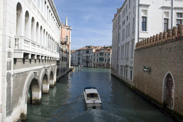 Motor boat on canal in venice — Stock Photo, Image