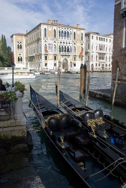 Venetian gondolas on canale grande, italy — Stock Photo, Image