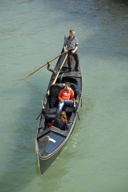 yolcular ile Venedik gondol