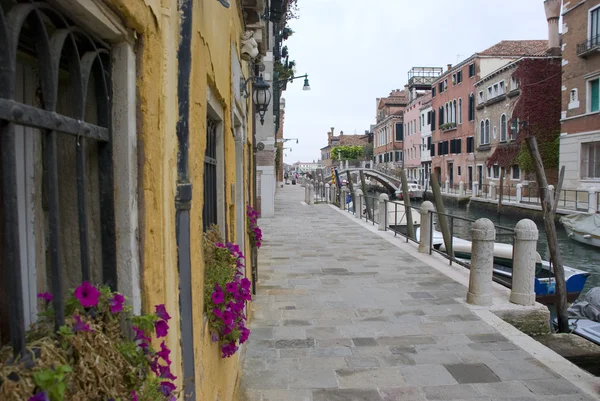 Rua lateral e canal de Veneza, itália — Fotografia de Stock