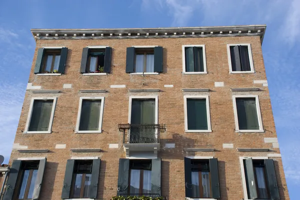 Gebäude aus rotem Backstein in Venedig, Italien — Stockfoto