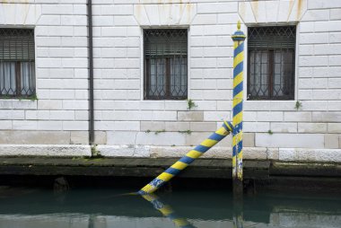 Venedik evin önünde tipik çizgili kazıklar ile