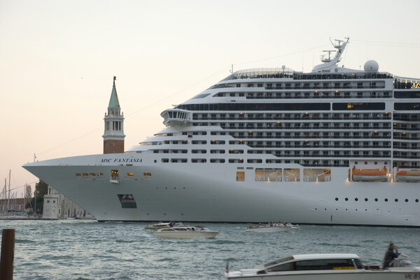 Огромный сосуд на пути в Венецию,
