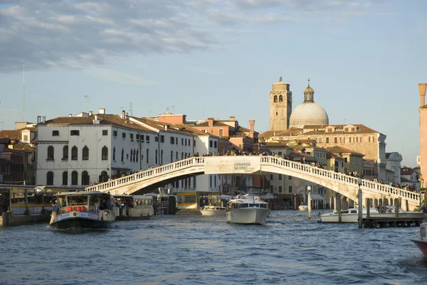 Ponte sobre canale grande em Veneza, itália ao pôr-do-sol — Fotografia de Stock