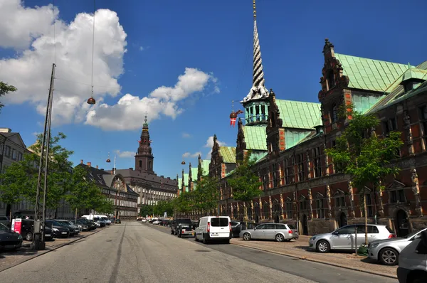 Köpenhamn, gata med börsen — Stockfoto