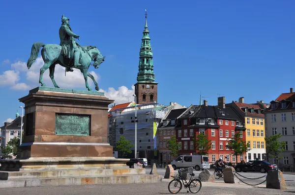 Copenhagen - Cavalier's memorial and St. Nikolai Church — Stock Photo, Image