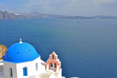 Yunan Adası santorini çatıda mavi kubbe ile küçük beyaz Şapel