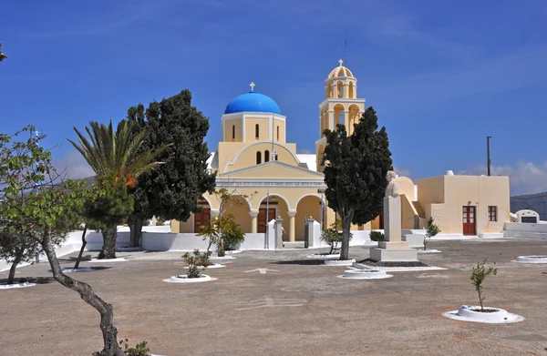 Gele Grieks-orthodoxe kerk op santorini eiland, Griekenland — Stockfoto