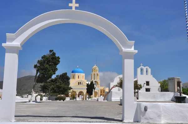 Iglesia greco-ortodoxa amarilla en la isla Santorini, Grecia —  Fotos de Stock