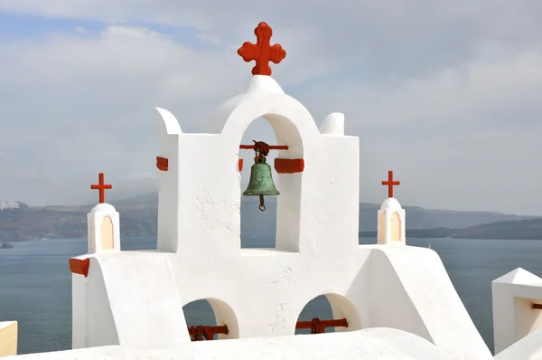 Pequena capela branca na ilha grega santorini — Fotografia de Stock