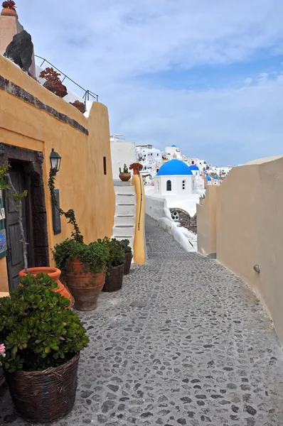 Callejón con vista a la iglesia griega clásica en la isla Santorini, Grecia — Foto de Stock