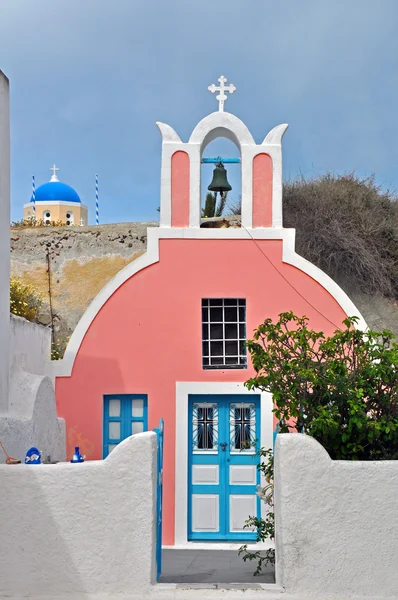 Malý růžový kostel na řeckém ostrově santorini — Stock fotografie