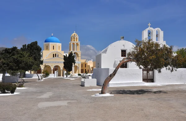 Iglesia greco-ortodoxa amarilla en la isla Santorini, Grecia —  Fotos de Stock