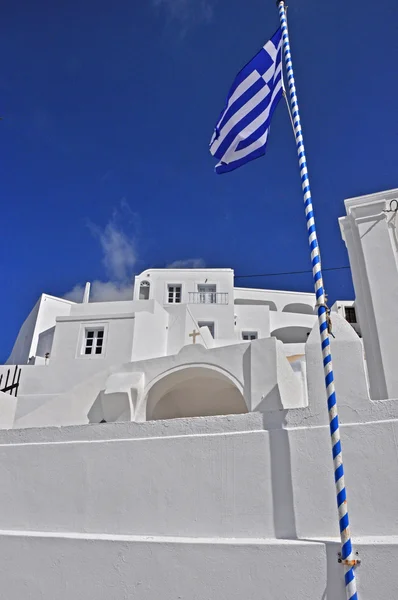 Ελληνική σημαία στο πόλο μπροστά από το άσπρο σπίτι — Φωτογραφία Αρχείου