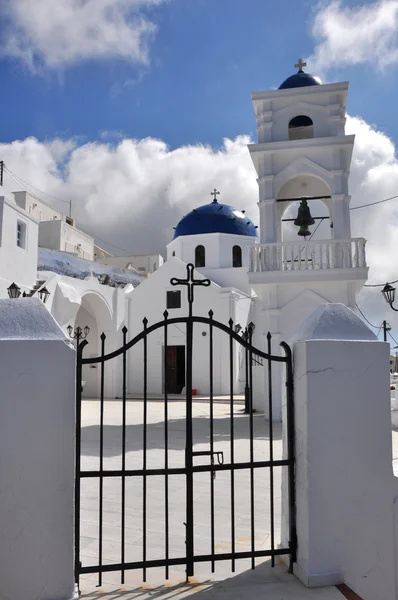 Kostel na řeckém ostrově santorini — Stock fotografie