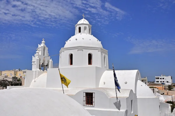 Klasický bílý kostel na řeckém ostrově santorini — Stock fotografie