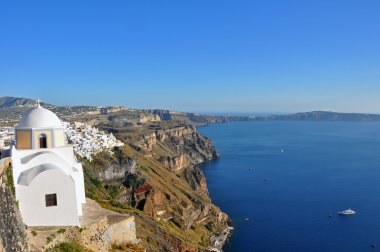 Santorini krateri görünümüyle kilise ve gemi, Yunan Adası