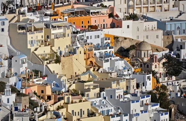 Casas en la ladera de la montaña de la isla Santorini, Grecia —  Fotos de Stock