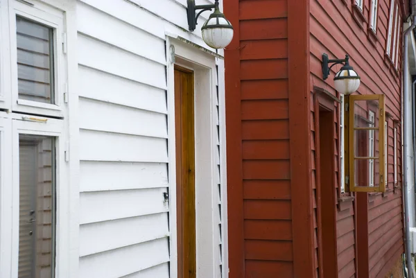 Casas de madeira escandinavas brancas e vermelhas tipciais, Bergen - Noruega — Fotografia de Stock