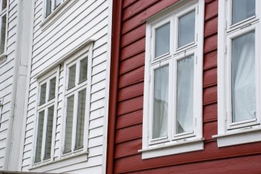 typcial beyaz ve kırmızı İskandinav ahşap evler, bergen - Norveç