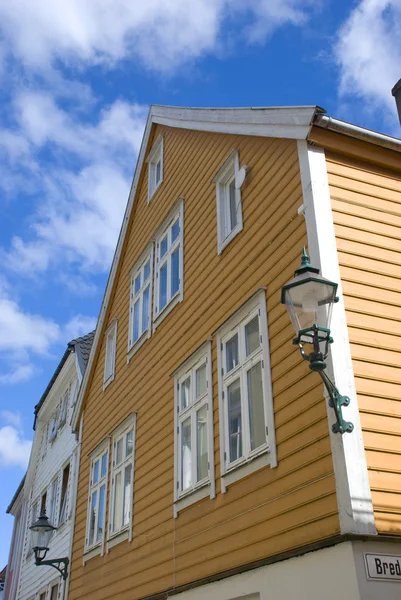 Žlutá dřevěná Skandinávský dům v bergen, Norsko — Stock fotografie