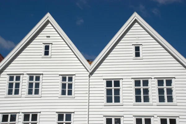 Witte houten scandinavic huizen in bergen, Noorwegen — Stockfoto