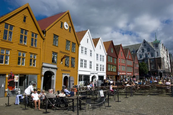 Personas en un café en Bryggen, el hito de Bergen - Noruega —  Fotos de Stock