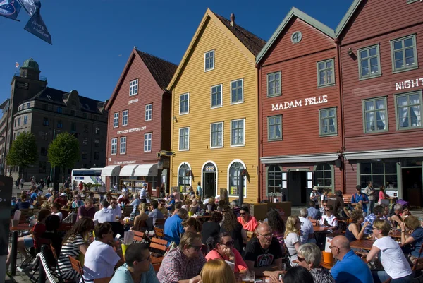 Personas en un café en Bryggen, el hito de Bergen - Noruega — Foto de Stock