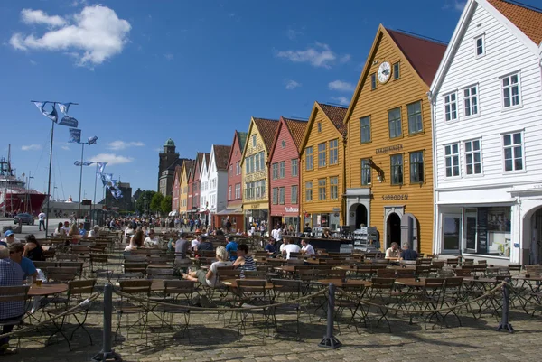ブリッゲン、ベルゲン - ノルウェーのランドマークにあるカフェの人々 — ストック写真