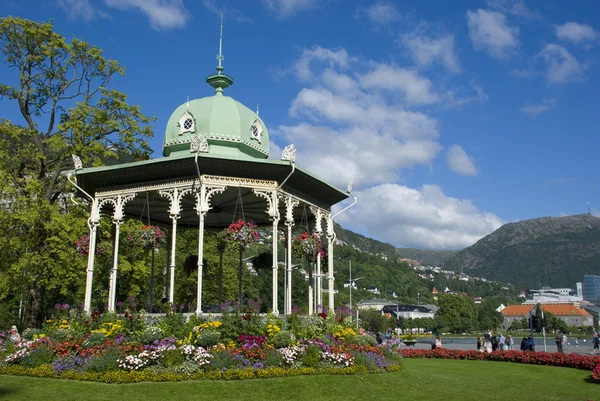 Paviljong med blommor i bergen - Norge — Stockfoto